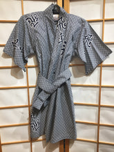 Load image into Gallery viewer, Boy&#39;s Kimono Robe - blue and white characters
