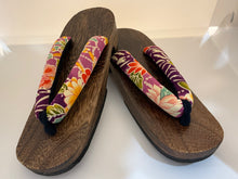 Load image into Gallery viewer, Lady's Round Geta Sandals - oblong, narrow