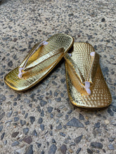 Load image into Gallery viewer, Zori sandals- gold
