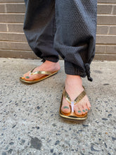 Load image into Gallery viewer, Zori sandals- gold
